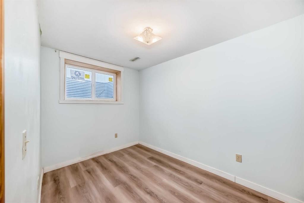 703 58 Street Se, Calgary, AB - Indoor Photo Showing Other Room