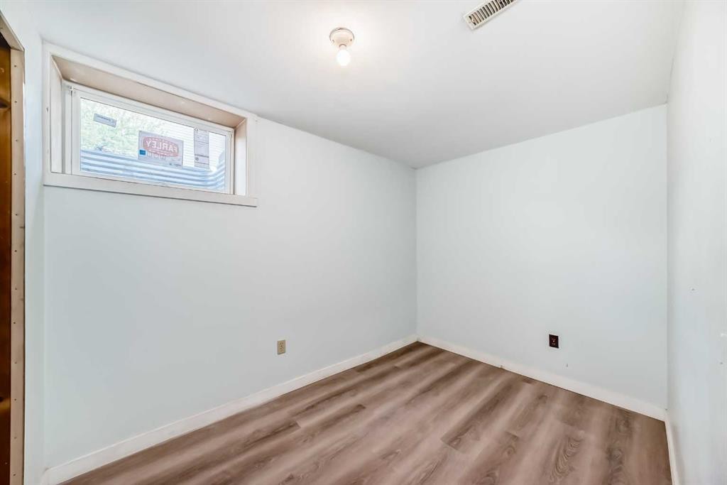 703 58 Street Se, Calgary, AB - Indoor Photo Showing Other Room