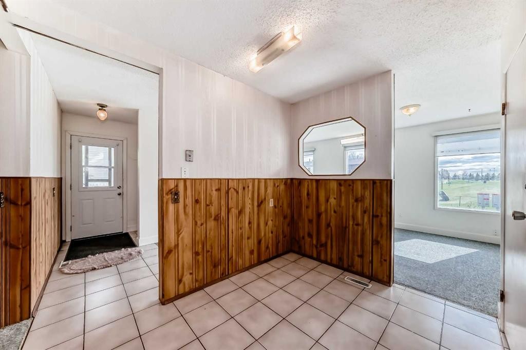 703 58 Street Se, Calgary, AB - Indoor Photo Showing Other Room