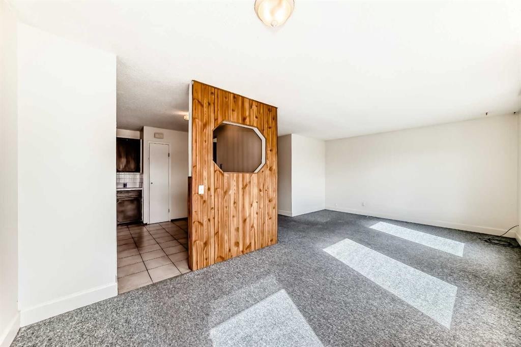 703 58 Street Se, Calgary, AB - Indoor Photo Showing Other Room