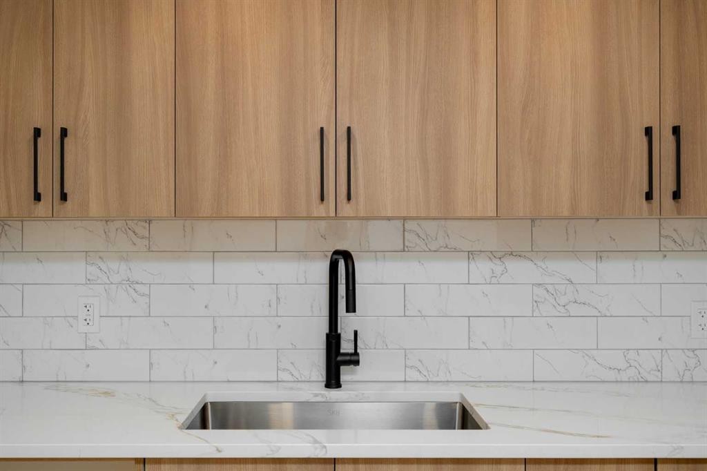 312 Queensland Road Se, Calgary, AB - Indoor Photo Showing Kitchen