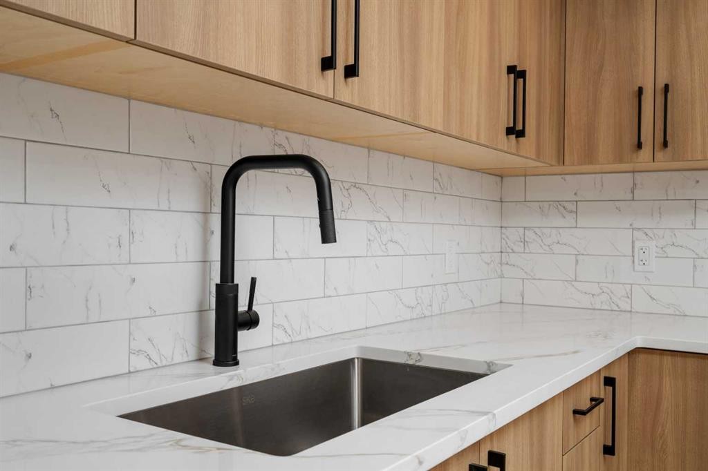 312 Queensland Road Se, Calgary, AB - Indoor Photo Showing Kitchen