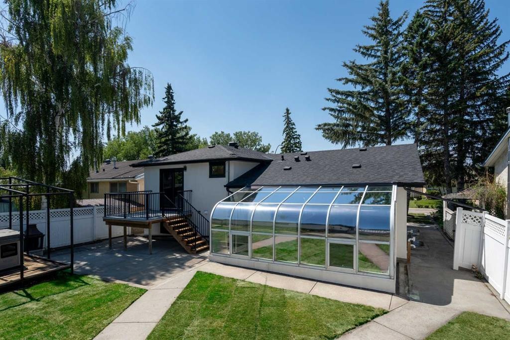 312 Queensland Road Se, Calgary, AB - Outdoor