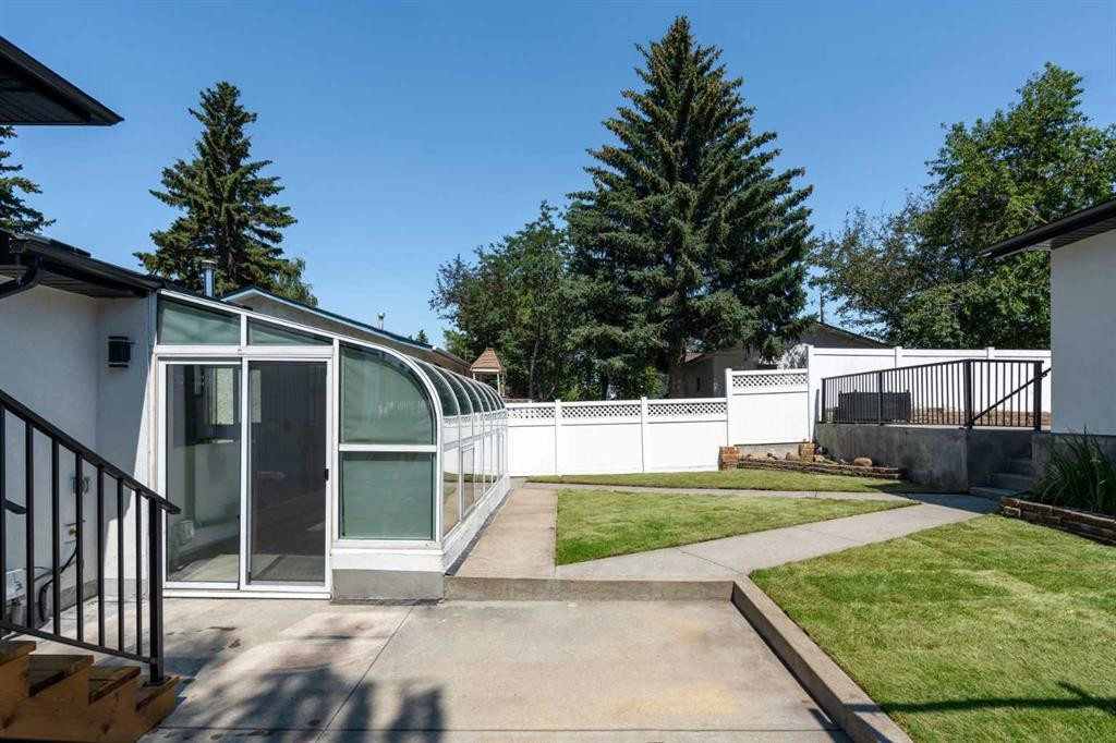 312 Queensland Road Se, Calgary, AB - Outdoor