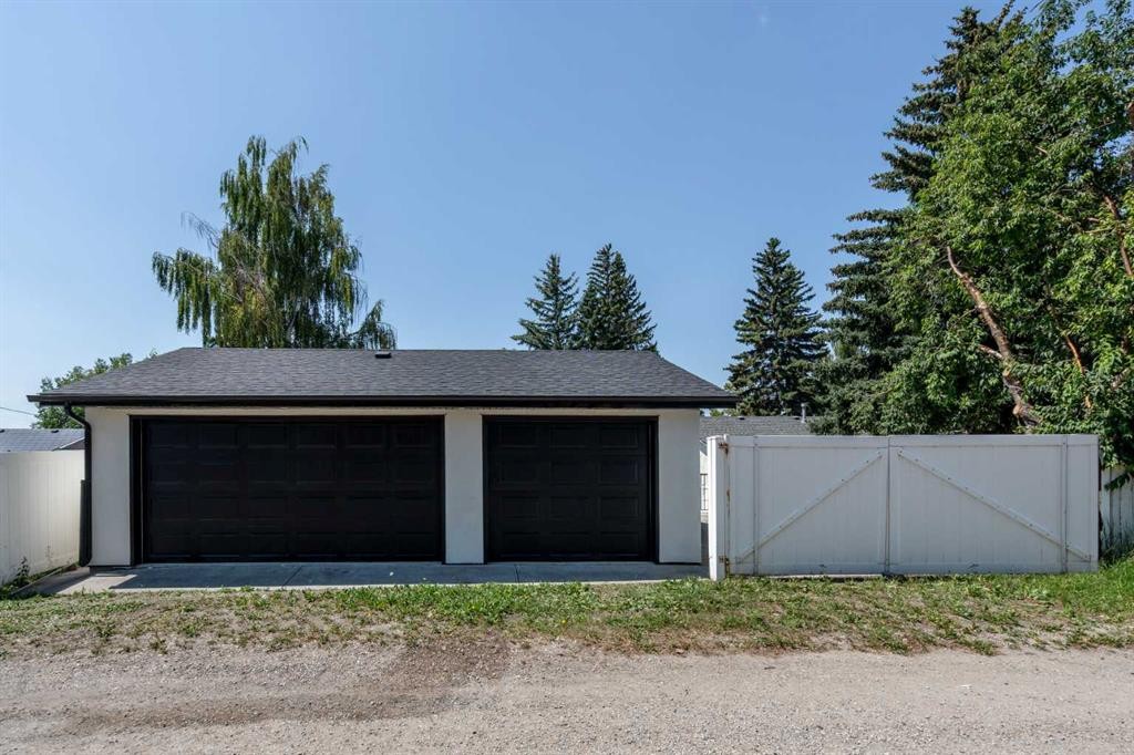 312 Queensland Road Se, Calgary, AB - Outdoor
