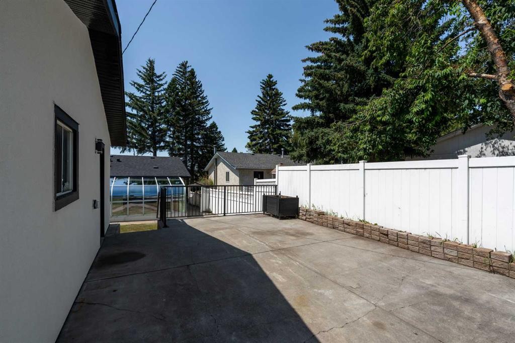 312 Queensland Road Se, Calgary, AB - Outdoor