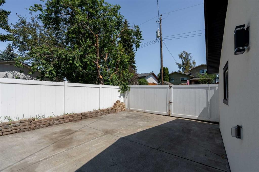 312 Queensland Road Se, Calgary, AB - Outdoor