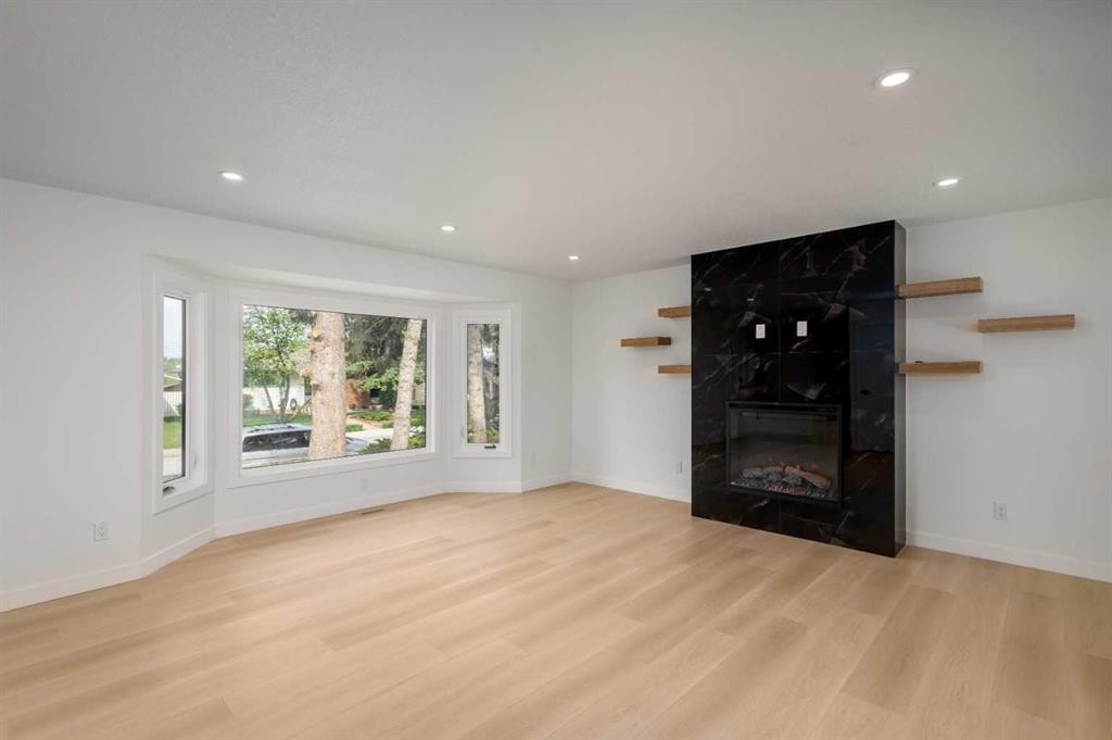 312 Queensland Road Se, Calgary, AB - Indoor Photo Showing Living Room