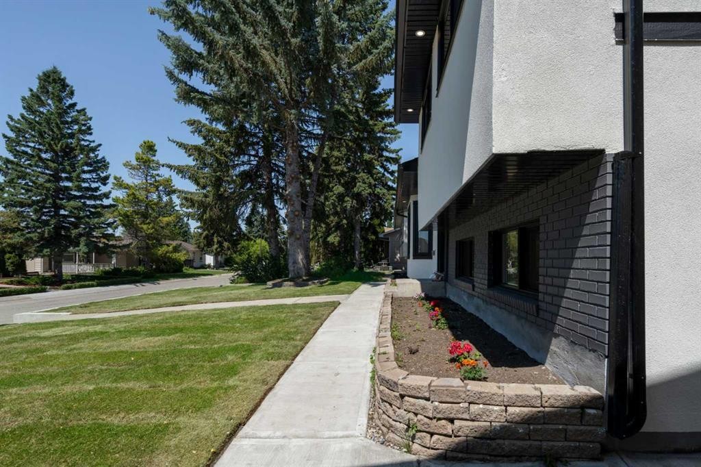 312 Queensland Road Se, Calgary, AB - Outdoor