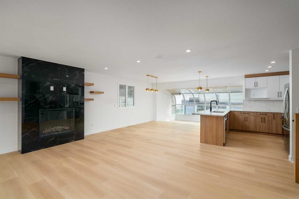 312 Queensland Road Se, Calgary, AB - Indoor