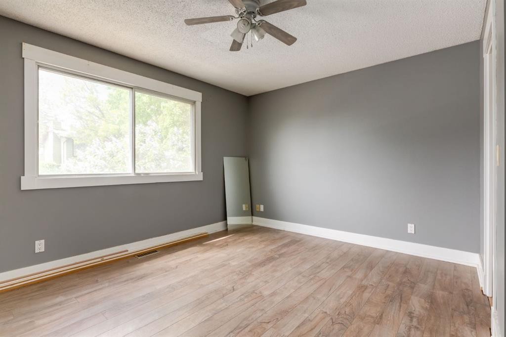 3 Berwick Close Nw, Calgary, AB - Indoor Photo Showing Other Room