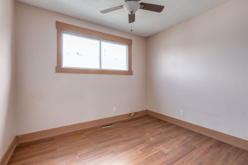 3 Berwick Close Nw, Calgary, AB - Indoor Photo Showing Other Room