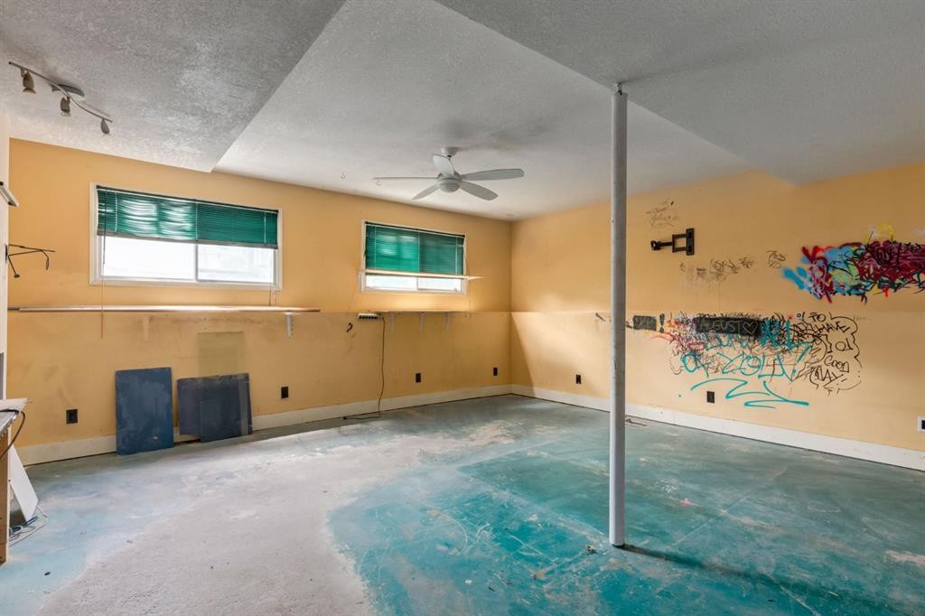 3 Berwick Close Nw, Calgary, AB - Indoor Photo Showing Other Room