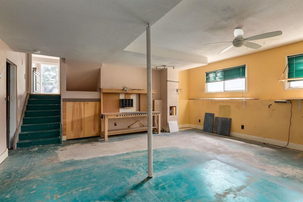 3 Berwick Close Nw, Calgary, AB - Indoor Photo Showing Other Room