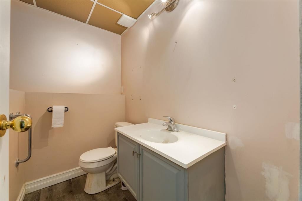 3 Berwick Close Nw, Calgary, AB - Indoor Photo Showing Bathroom