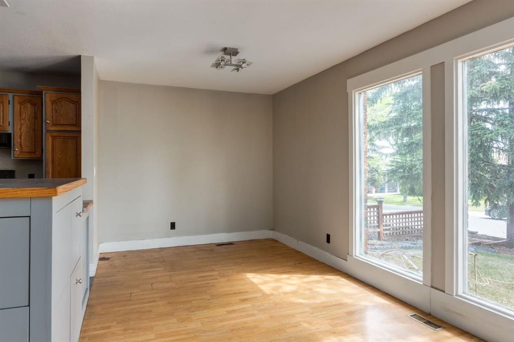 3 Berwick Close Nw, Calgary, AB - Indoor Photo Showing Other Room