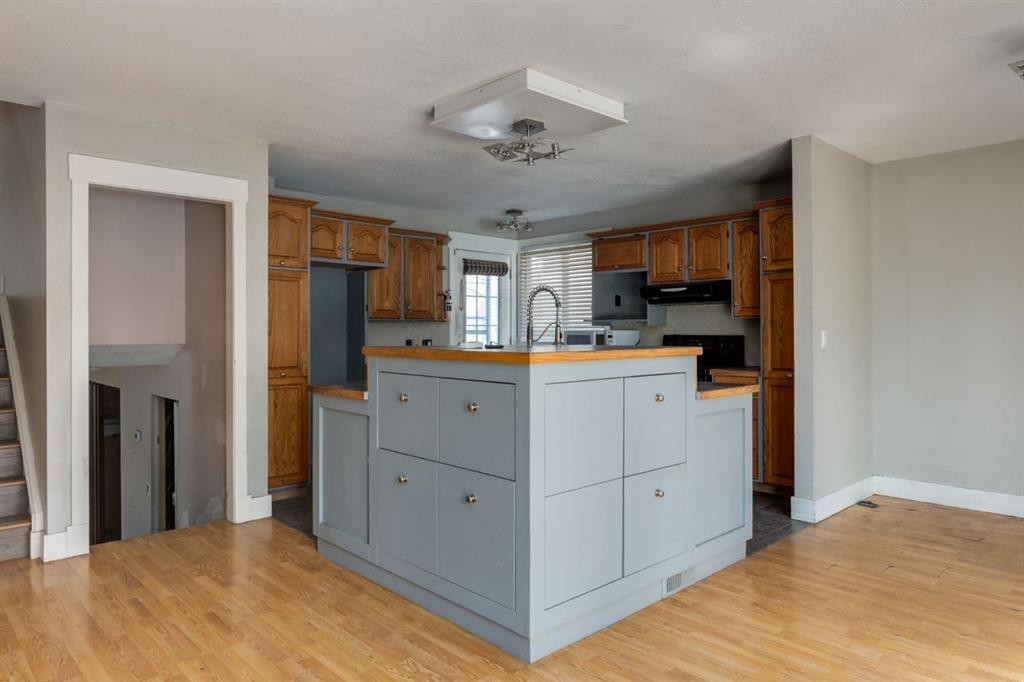 3 Berwick Close Nw, Calgary, AB - Indoor Photo Showing Kitchen