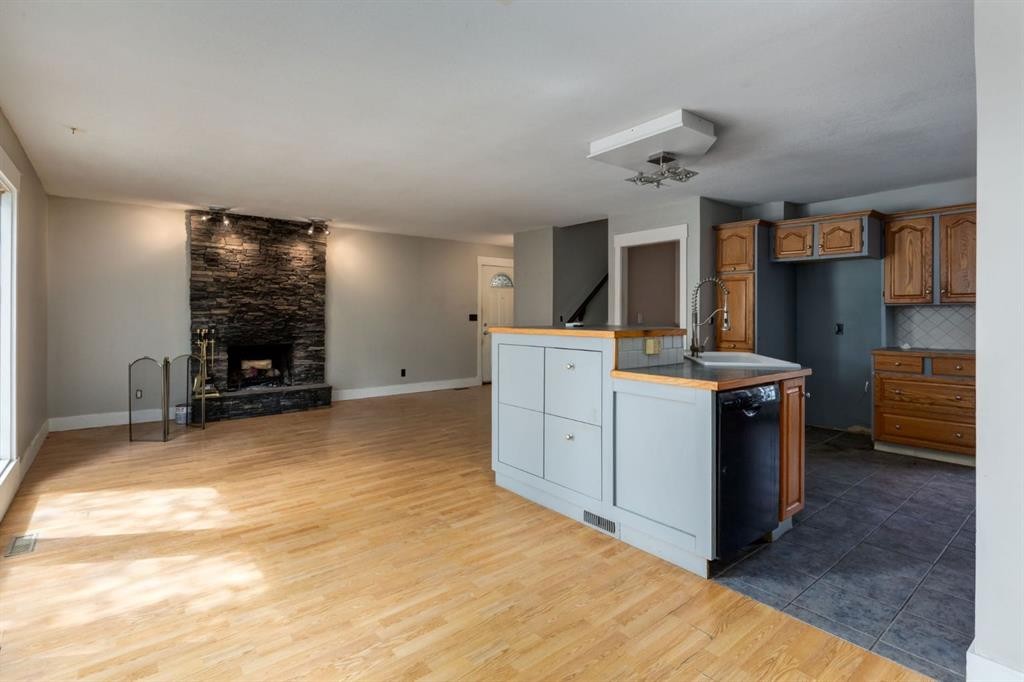 3 Berwick Close Nw, Calgary, AB - Indoor Photo Showing Kitchen