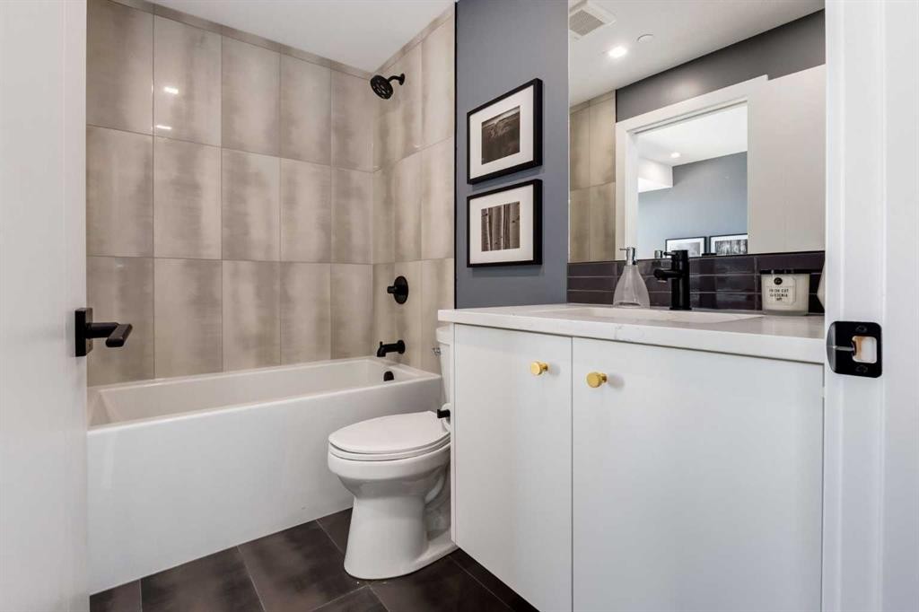 715-8445 Broadcast Avenue Sw, Calgary, AB - Indoor Photo Showing Bathroom