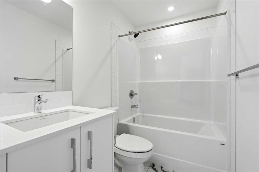 9993 Huxbury Drive Ne, Calgary, AB - Indoor Photo Showing Bathroom
