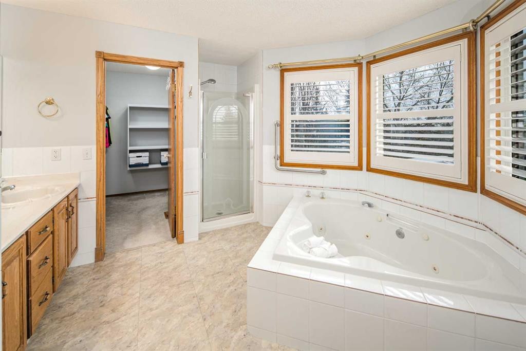 37 Arbour Summit Close Nw, Calgary, AB - Indoor Photo Showing Bathroom