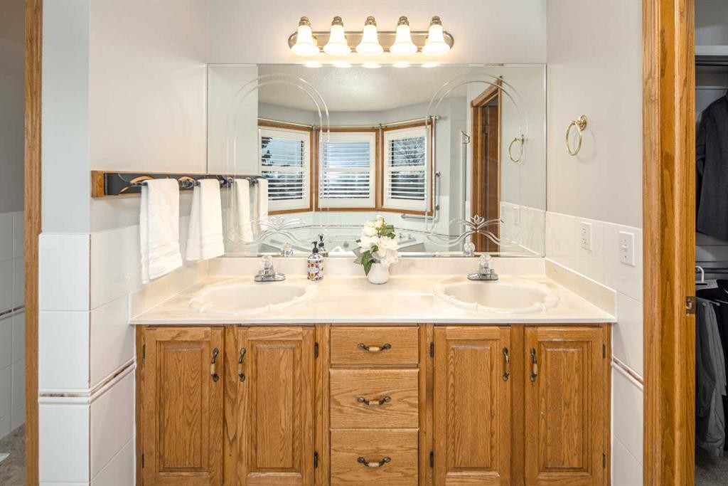 37 Arbour Summit Close Nw, Calgary, AB - Indoor Photo Showing Bathroom