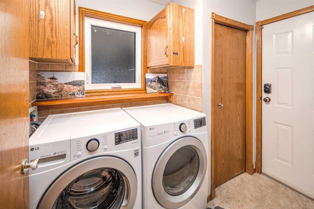 37 Arbour Summit Close Nw, Calgary, AB - Indoor Photo Showing Laundry Room