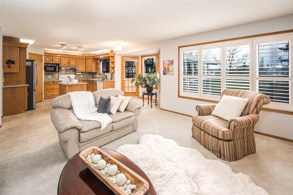37 Arbour Summit Close Nw, Calgary, AB - Indoor Photo Showing Living Room