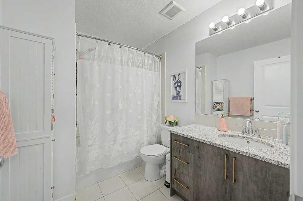 44 Auburn Glen Close Se, Calgary, AB - Indoor Photo Showing Bathroom