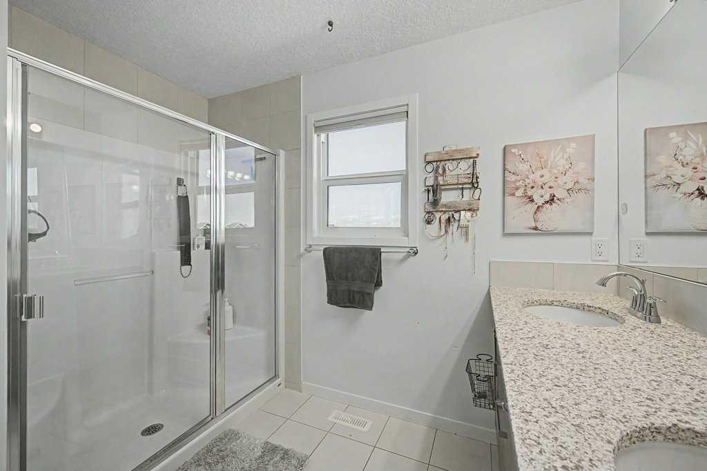 44 Auburn Glen Close Se, Calgary, AB - Indoor Photo Showing Bathroom