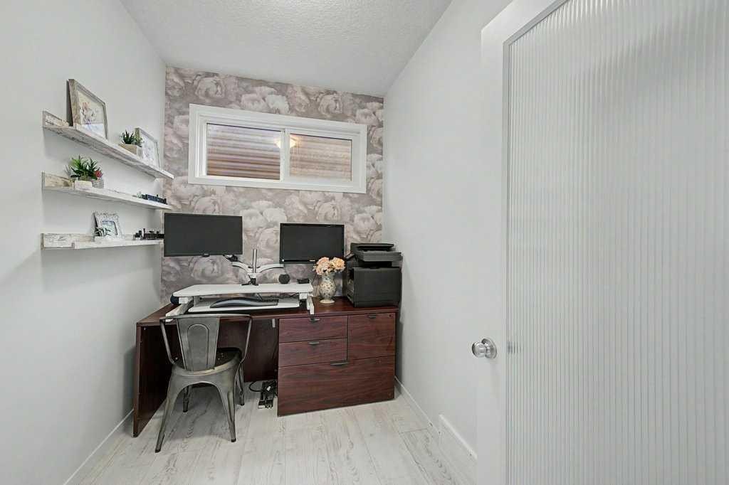 44 Auburn Glen Close Se, Calgary, AB - Indoor Photo Showing Office