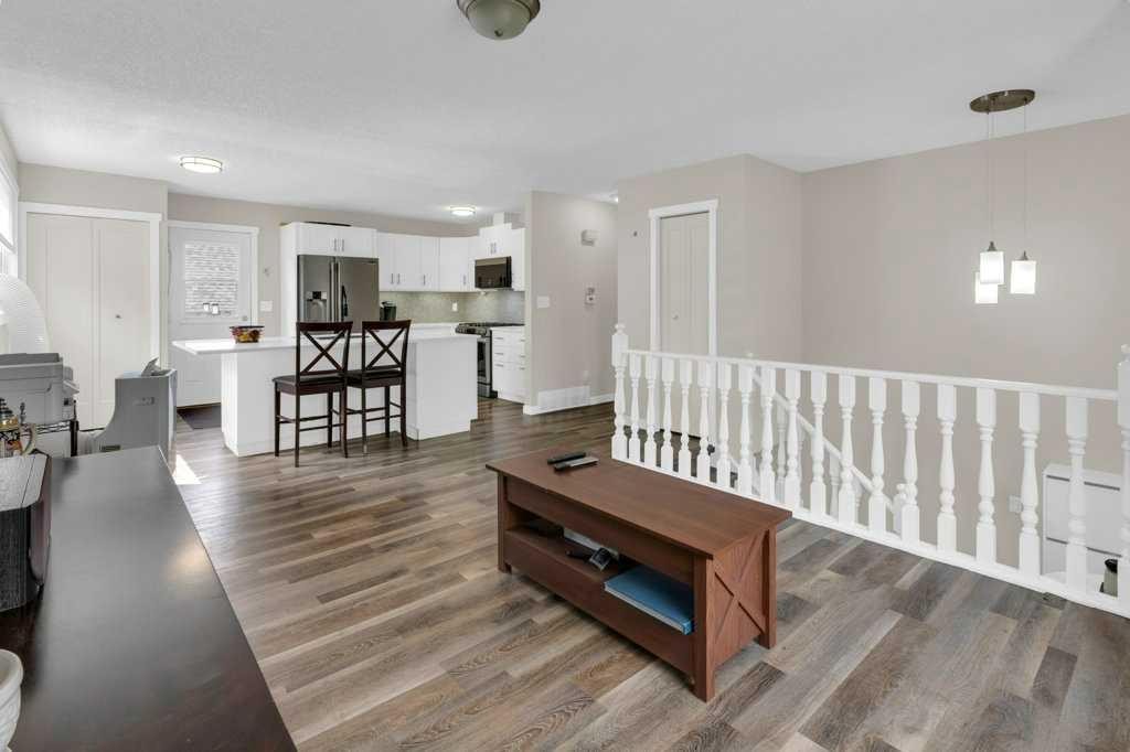 120 Alpine Crescent Se, Airdrie, AB - Indoor Photo Showing Living Room