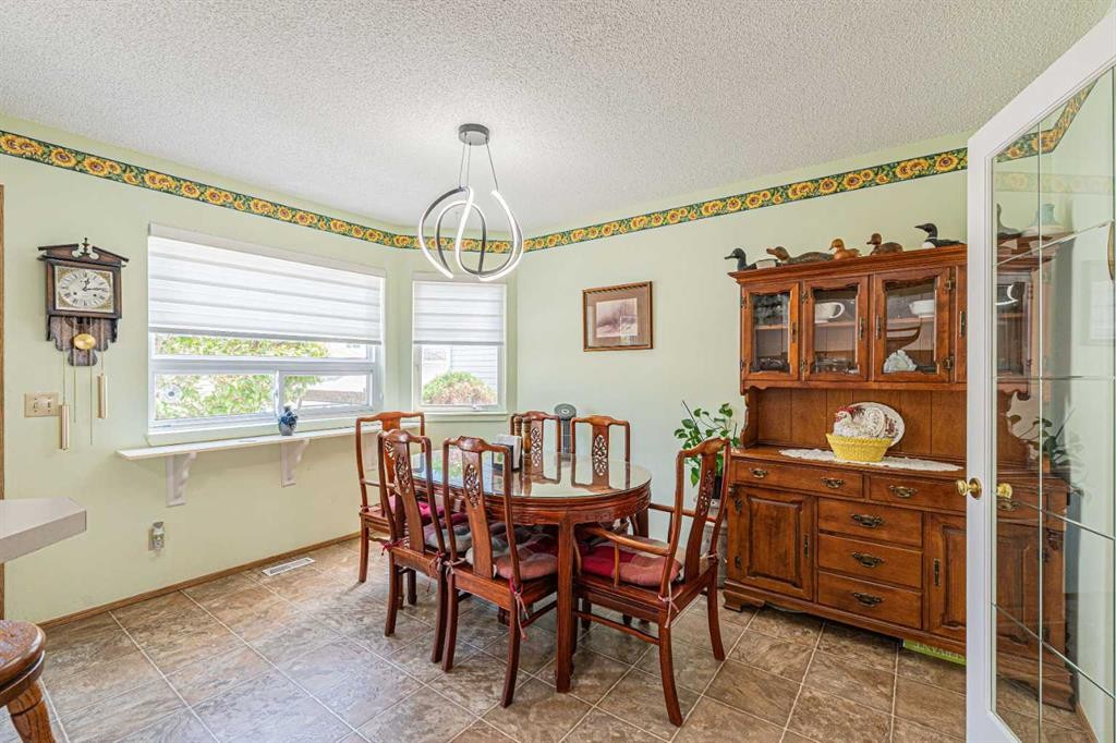 259 Carmel Close Ne, Calgary, AB - Indoor Photo Showing Dining Room