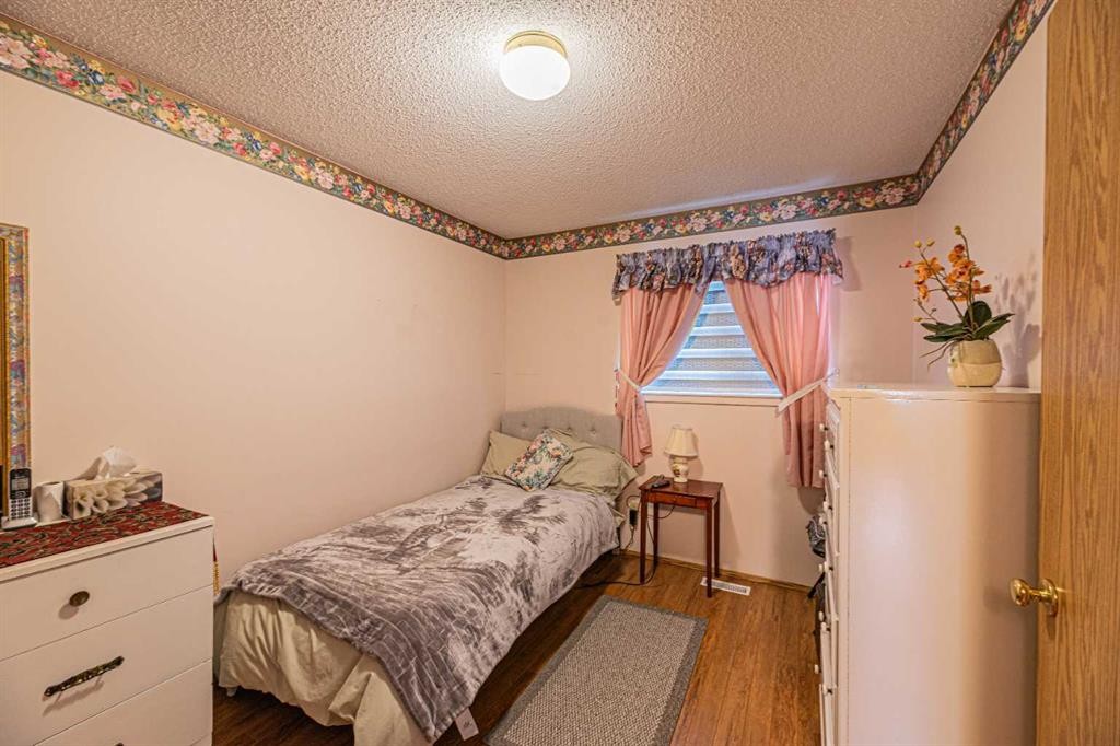 259 Carmel Close Ne, Calgary, AB - Indoor Photo Showing Bedroom