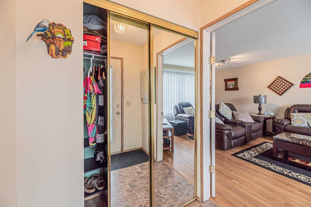 259 Carmel Close Ne, Calgary, AB - Indoor