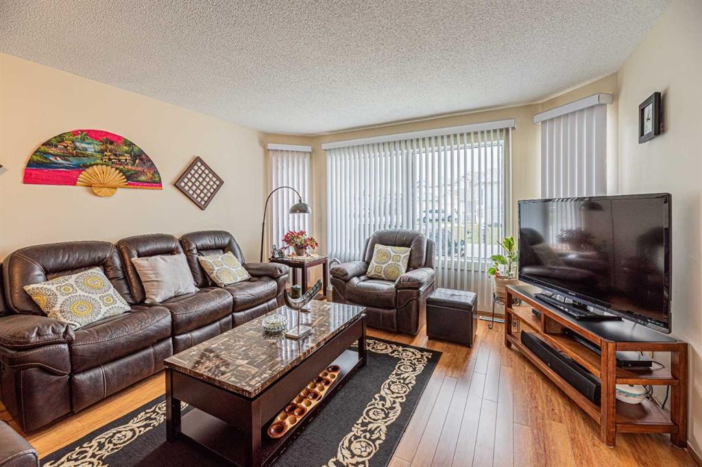 259 Carmel Close Ne, Calgary, AB - Indoor Photo Showing Living Room