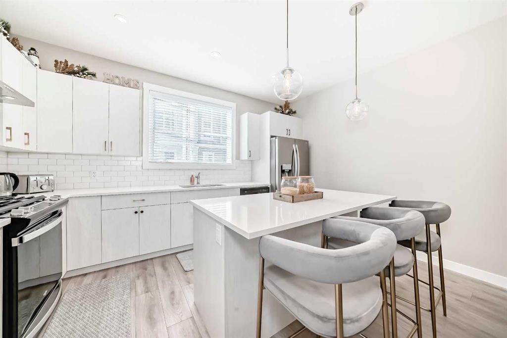410 Cranbrook Walk Se, Calgary, AB - Indoor Photo Showing Kitchen With Upgraded Kitchen