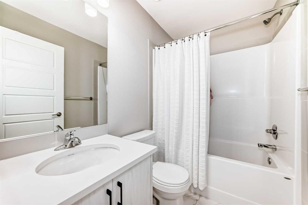 410 Cranbrook Walk Se, Calgary, AB - Indoor Photo Showing Bathroom