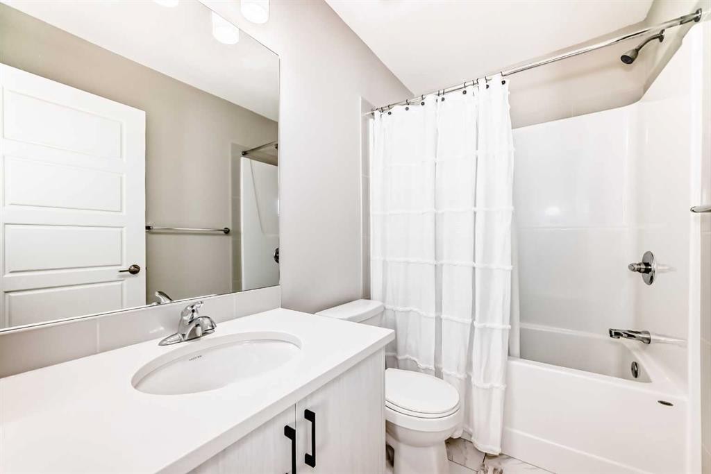 410 Cranbrook Walk Se, Calgary, AB - Indoor Photo Showing Bathroom