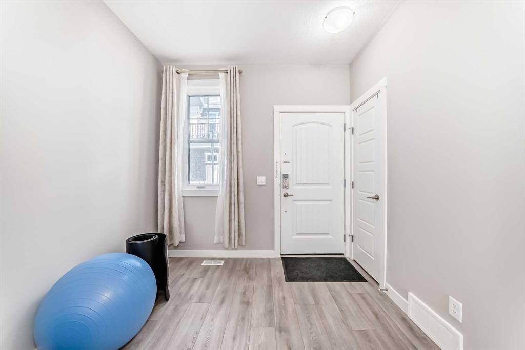 410 Cranbrook Walk Se, Calgary, AB - Indoor Photo Showing Other Room