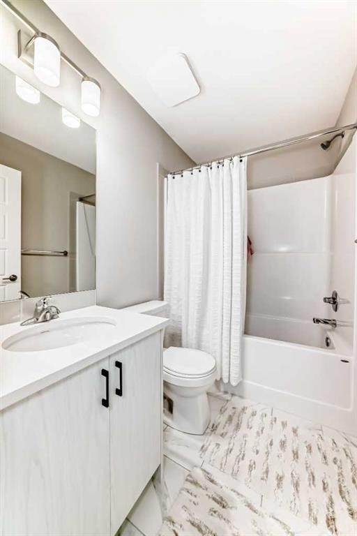 410 Cranbrook Walk Se, Calgary, AB - Indoor Photo Showing Bathroom