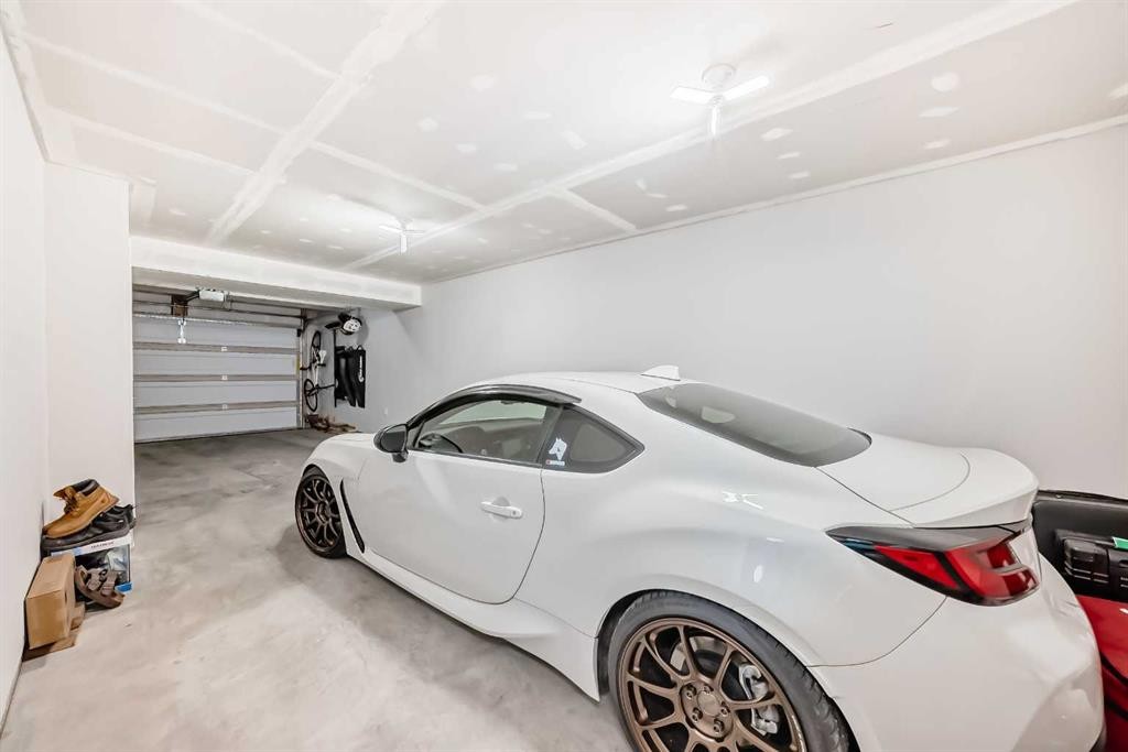 410 Cranbrook Walk Se, Calgary, AB - Indoor Photo Showing Garage