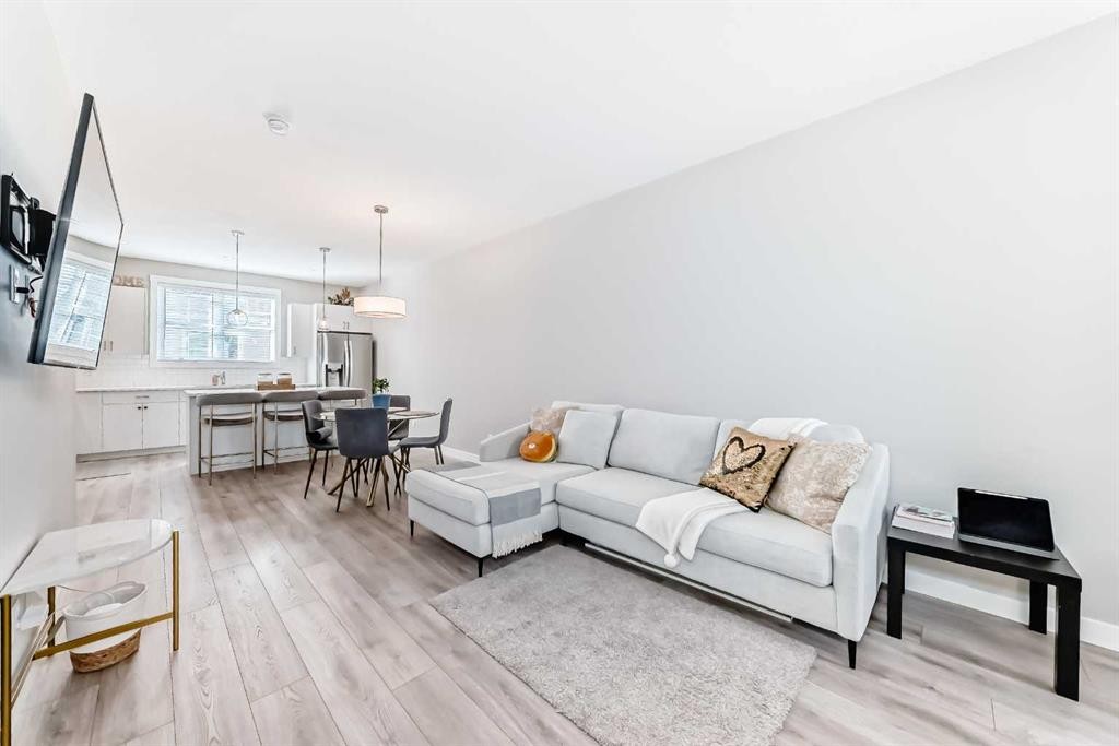 410 Cranbrook Walk Se, Calgary, AB - Indoor Photo Showing Living Room