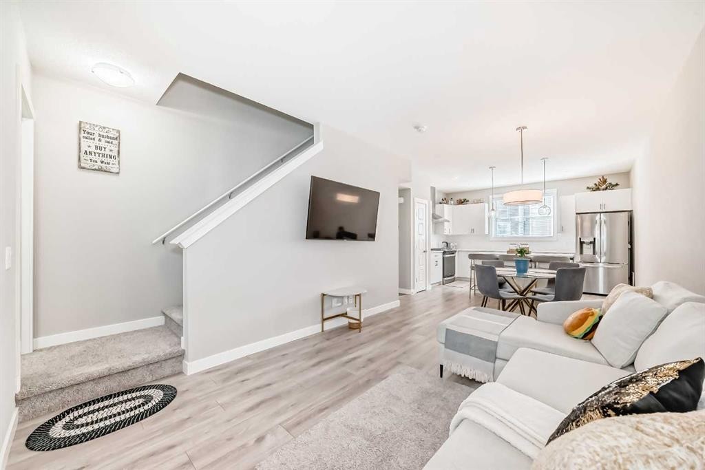 410 Cranbrook Walk Se, Calgary, AB - Indoor Photo Showing Living Room