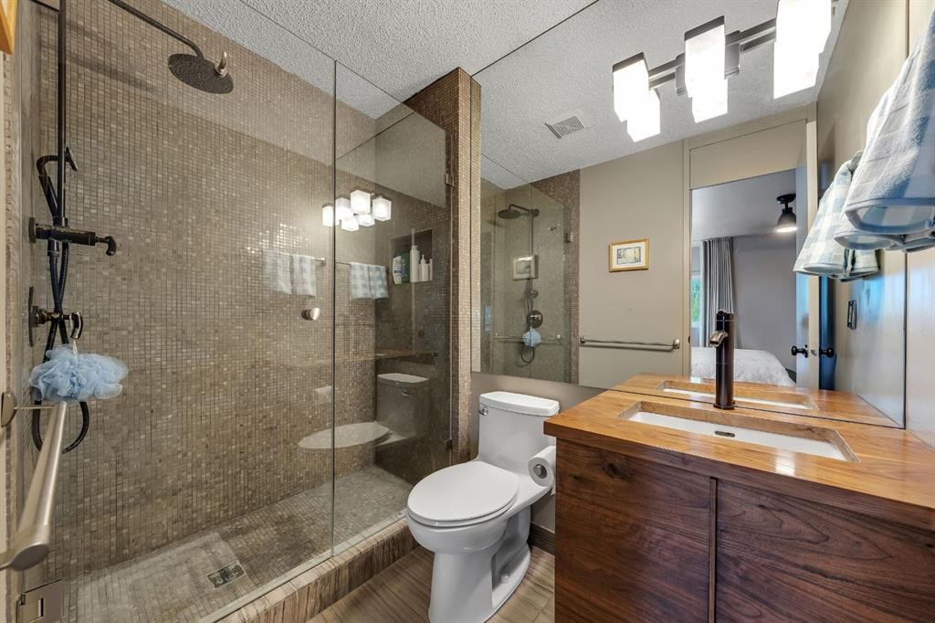 7 Deerwood Road Se, Calgary, AB - Indoor Photo Showing Bathroom