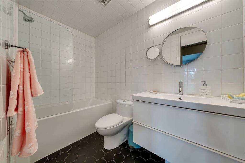 7 Deerwood Road Se, Calgary, AB - Indoor Photo Showing Bathroom