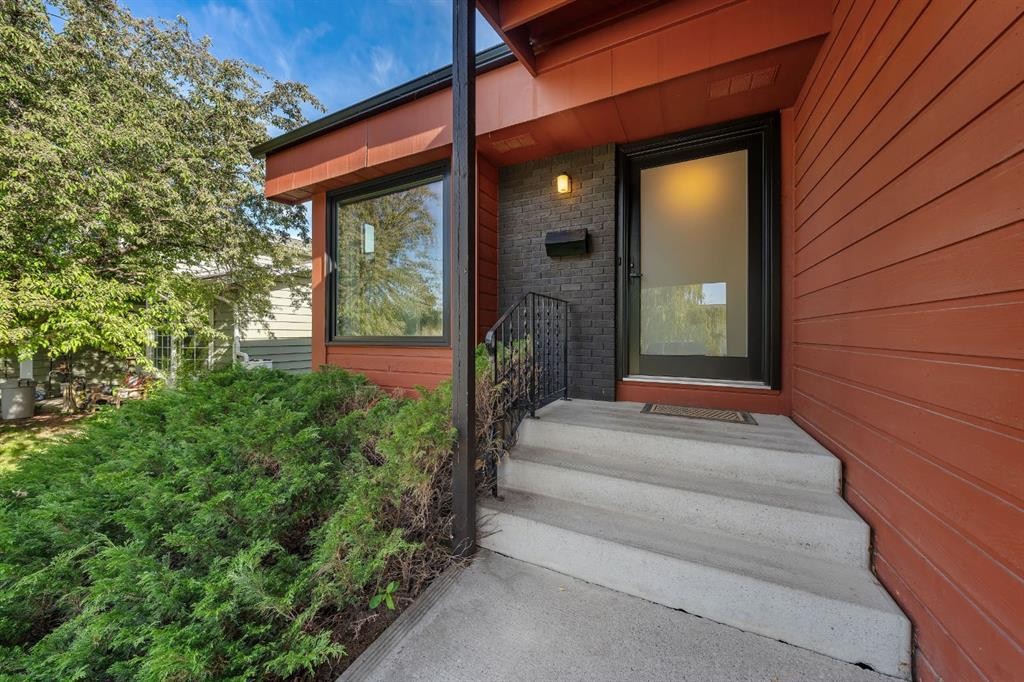 7 Deerwood Road Se, Calgary, AB - Outdoor With Exterior