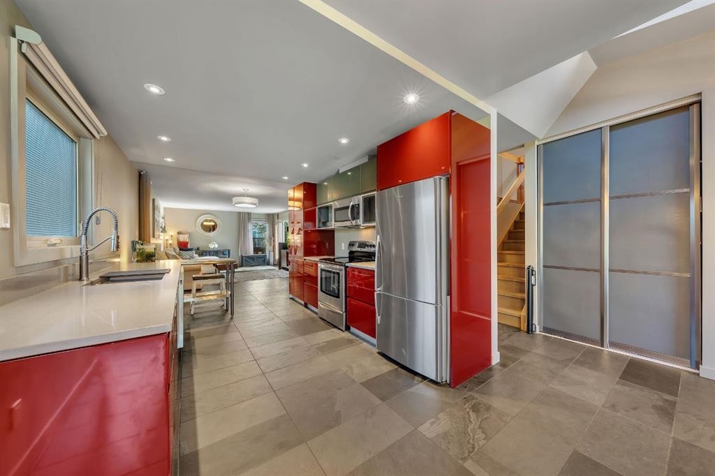 7 Deerwood Road Se, Calgary, AB - Indoor Photo Showing Kitchen