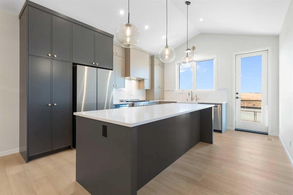 147 Marmot Grove Nw, Calgary, AB - Indoor Photo Showing Kitchen With Upgraded Kitchen