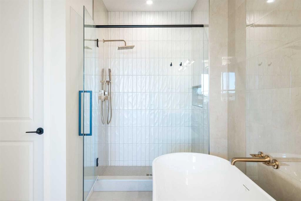 147 Marmot Grove Nw, Calgary, AB - Indoor Photo Showing Bathroom